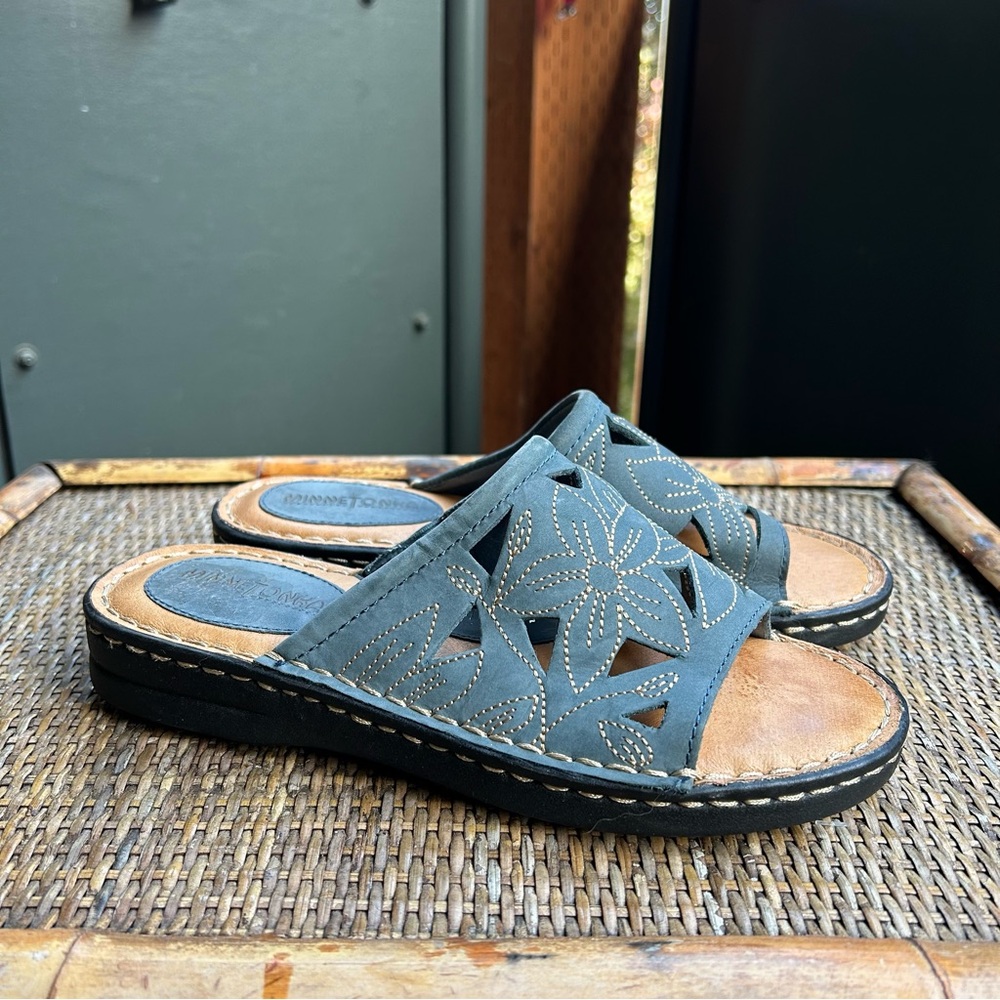 Minnetonka leather blue sandals size 7